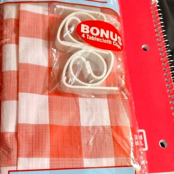 𝅺GREAT outdoor red checkered plastic table cloth w/ clips - Picture 5 of 5